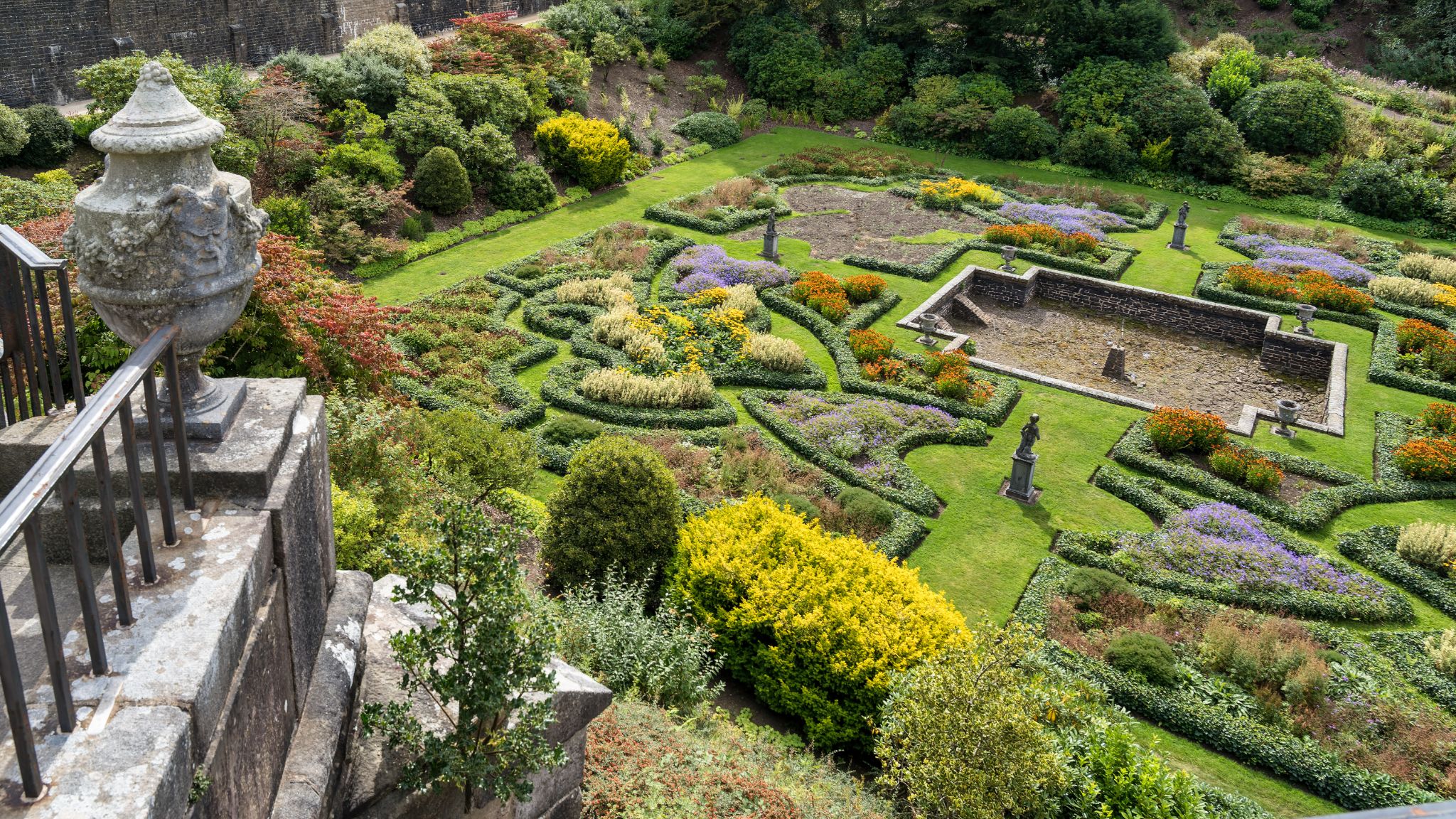 Lyme Park war über 600 Jahre (seit 1388) im Besitz der Familie Legh. Internationale Bekanntheit erlangte es als Drehort der BBC-Verfilmung von Stolz und Vorurteil (1995), in der das Herrenhaus als Mr. Darcys Anwesen Pemberley diente – inklusive der berühmten Szene, in der Colin Firth als Mr. Darcy nass aus dem See steigt.